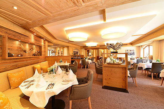  Gedeckte Tische im Restaurantbereich des Hotel Jagdhof ©Foto: Werbewind Sascha Duffner 